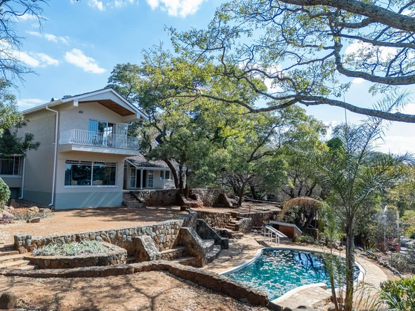 Solid 6 bed with marvellous views