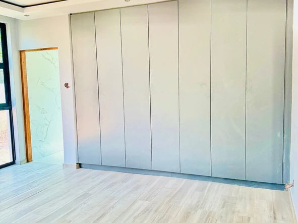 4 Bedroom Flat & Apartment