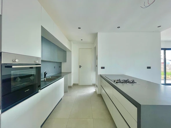 4 Bedroom Flat & Apartment