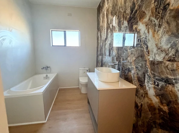 3 Bedroom Flat & Apartment