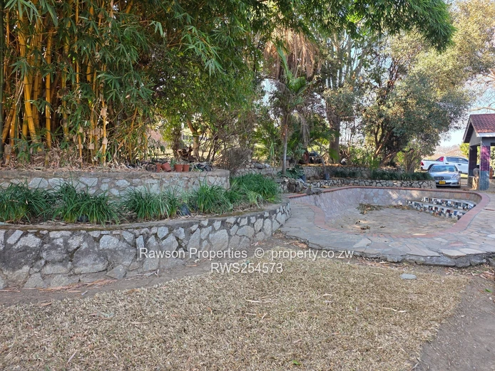 Glen Lorne: 5-Bed Family Home on 5965m² — Pool & Borehole (Sole Mandate)