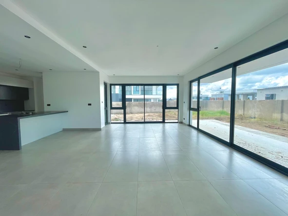 4 Bedroom Flat & Apartment