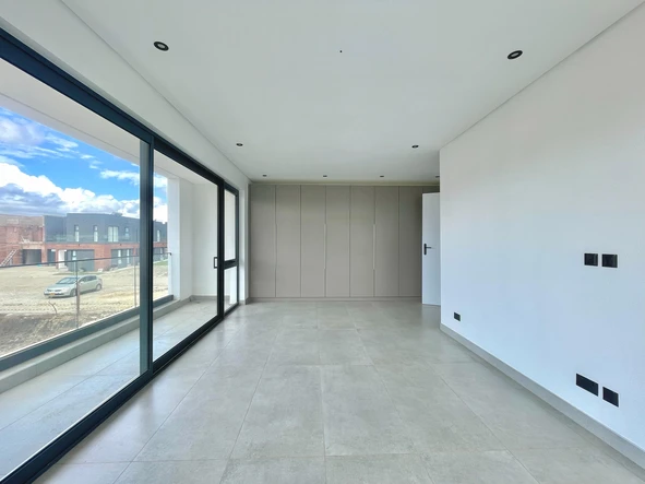 4 Bedroom Flat & Apartment