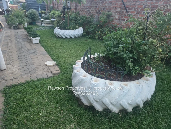 Parktown 3BR Townhouse Complex — Modern Kitchens & Paved Courtyard