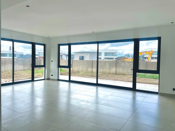 4 Bedroom Flat & Apartment