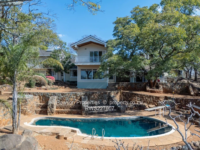 Solid 6 bed on 9842 sqm with marvellous views (Sole Mandate)