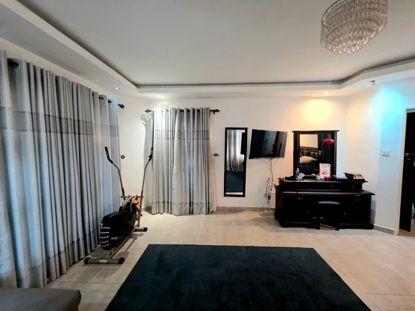 5 Bedroom House