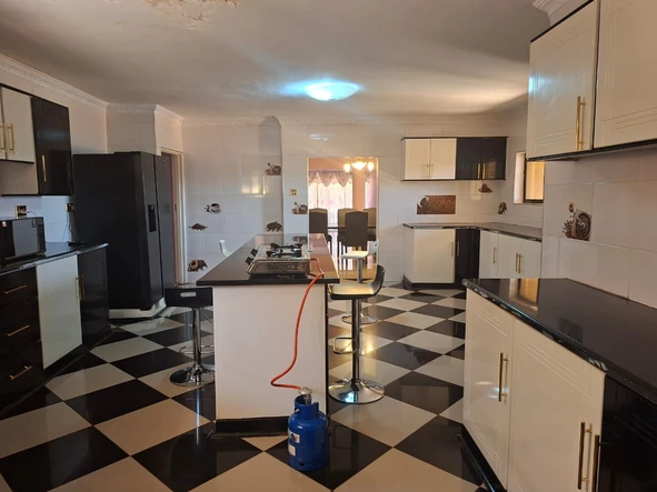 6 Bedroom House