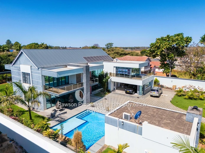 Modern 6-Bed Family Home with Pool & Solar — Mount Pleasant
