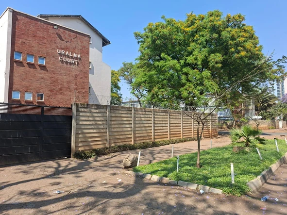 2 Bedroom Flat & Apartment