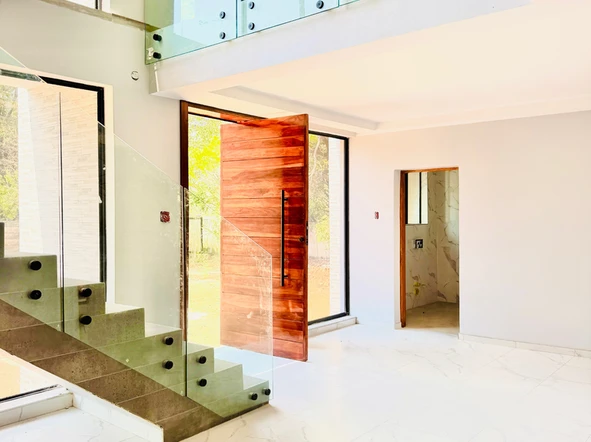 4 Bedroom Flat & Apartment