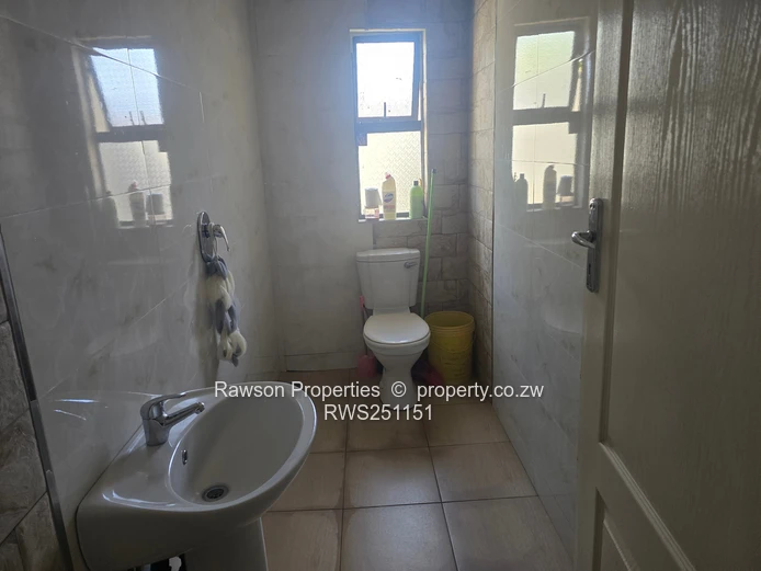 Gated 5-Bed Home with Modern Kitchen in Damofalls