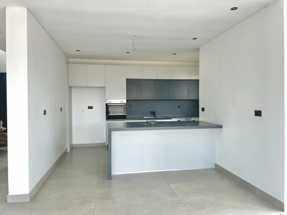 4 Bedroom Flat & Apartment