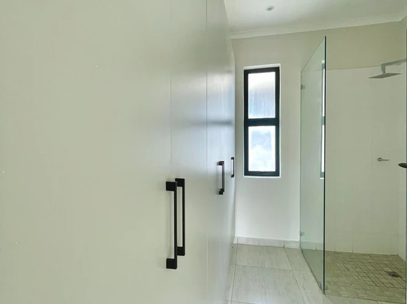 2 Bedroom Flat & Apartment