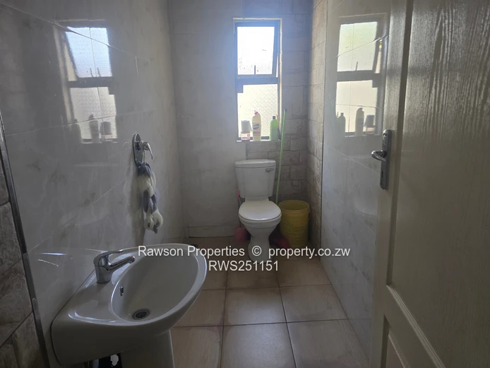Gated 5-Bed Home with Modern Kitchen in Damofalls