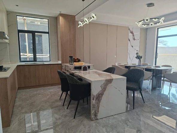 4 Bedroom Flat & Apartment