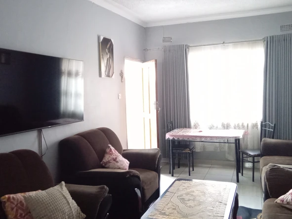 2 Bedroom Flat & Apartment