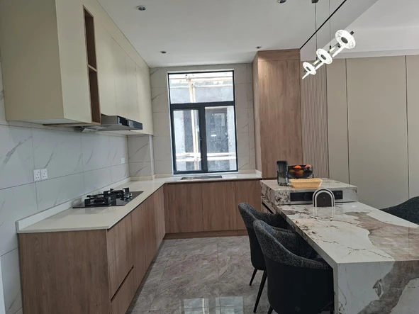 4 Bedroom Flat & Apartment