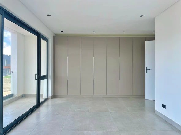 4 Bedroom Flat & Apartment