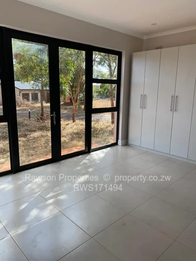 Quinington, Helensvale Family Home in a Secure Complex