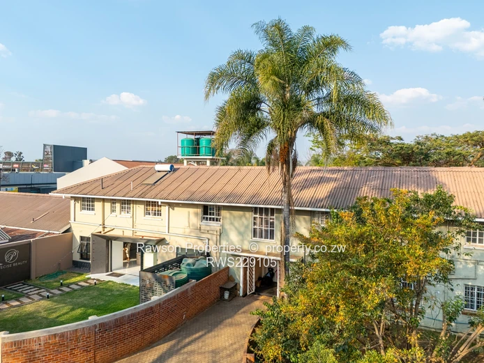 A stunning 3-bedroom apartment in a sought-after neighborhood  (Sole Mandate)