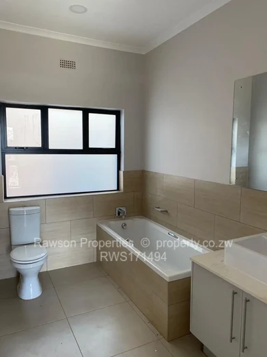 Quinington, Helensvale Family Home in a Secure Complex